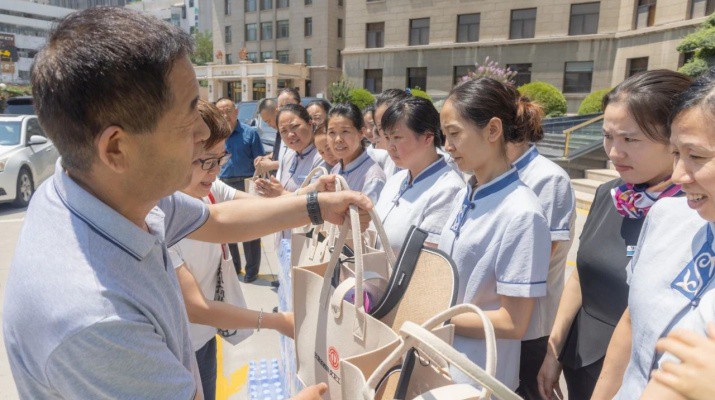 乐玩体育(中国)“夏送清凉”情暖一线员工
