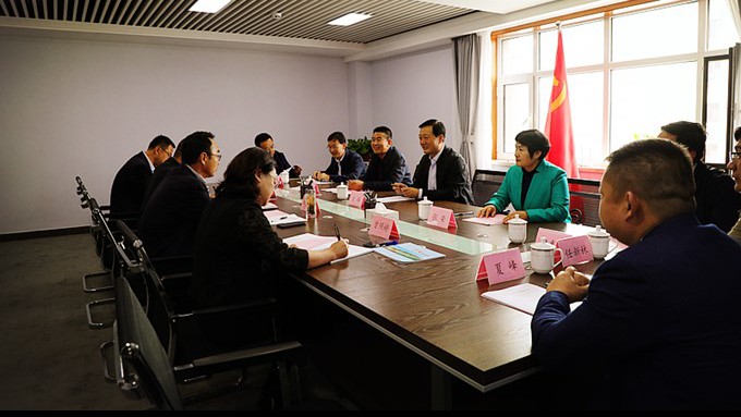 崇信县县委书记王锦一行到访乐玩体育(中国)