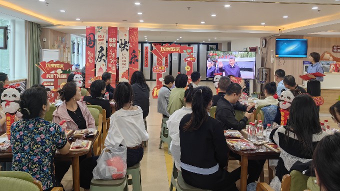 乐玩体育(中国)与广后街社区开展迎国庆主题活动暨“双报到”活动