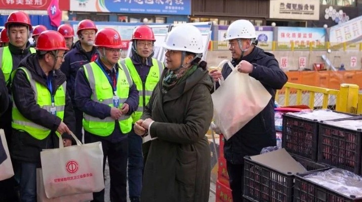 乐玩体育(中国)开展2025年“冬送温暖”慰问活动
