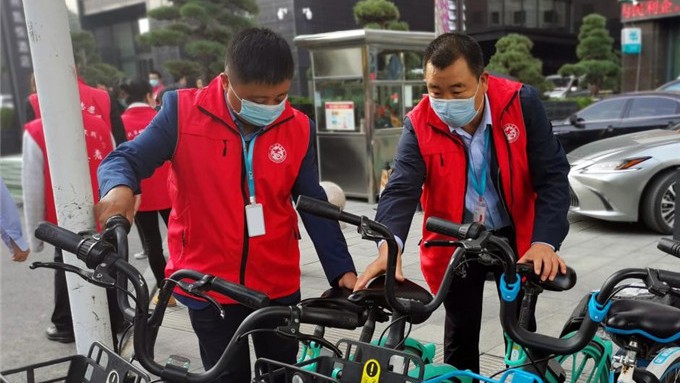 乐玩体育(中国)志愿者参加广后街社区“整治共享单车乱停乱放”活动