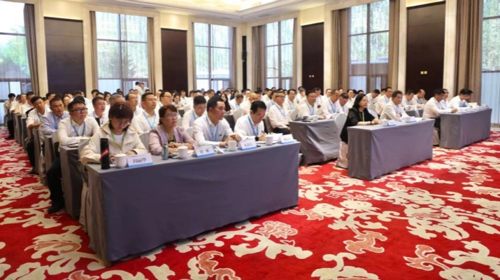 6月20日，乐玩体育(中国)2025年文化品牌建设暨内训师培训班在集团武威实训基地开班。乐玩体育(中国)党委书记、董事长石培文以《黄沙与星途，种植文旅人的永恒绿洲》为题，讲授了“开班第一课″，翻开集团企业文化